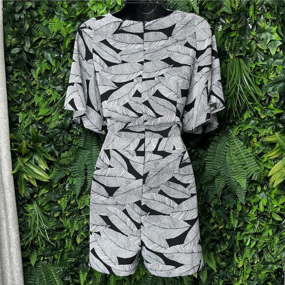 LOFT Romper Women 4P Black White Fern Floral Shorts Jumpsuit Flutter Sleeve 2193 - Picture 12 of 13